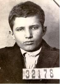 Micul zurbagiu de mahala, cunoscut de Poliție pentru furturile de pe tarabe este... Nicolae Ceausescu 