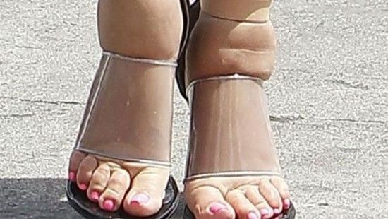 kim-kardashian-pregnant-feet-550x310_zpsjhbcju8j.jpg